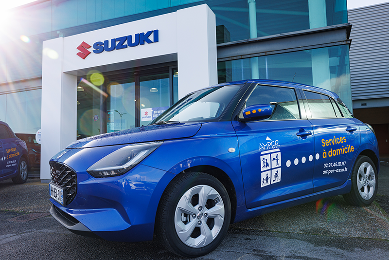 Suzuki Swift Hybrid bleu Frontier de l'association AMPER, le choix de l'efficience pour l'aide à domicile