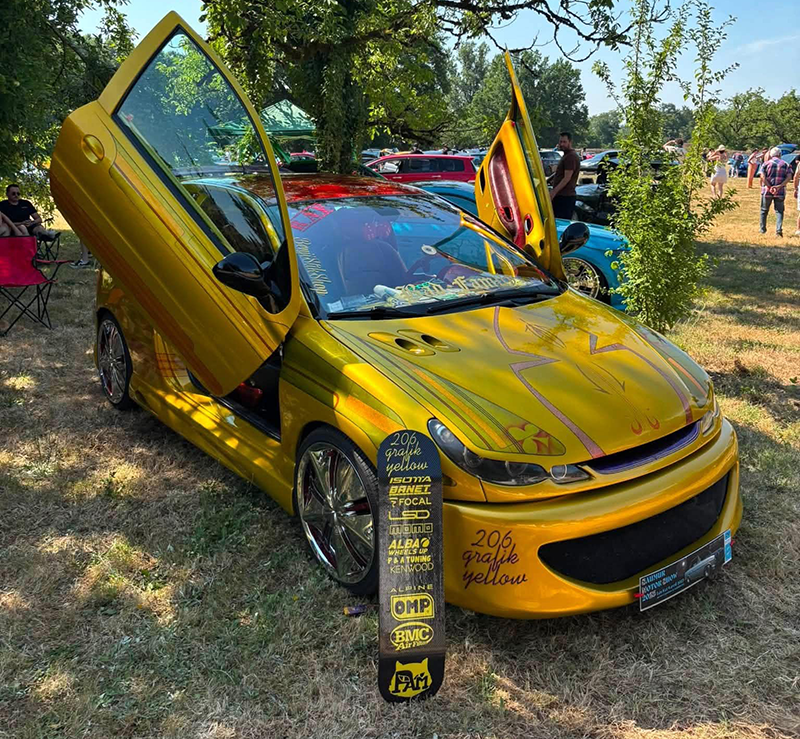 206 de Sissou jaune expoée avec les portes ouvertes