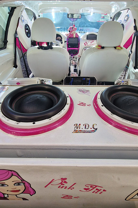 206 Pink Titi coffre ouvert sur les enceintes
