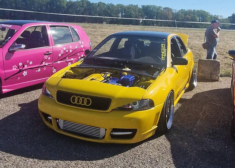 Audi jaune et b noir avec capot enlevé