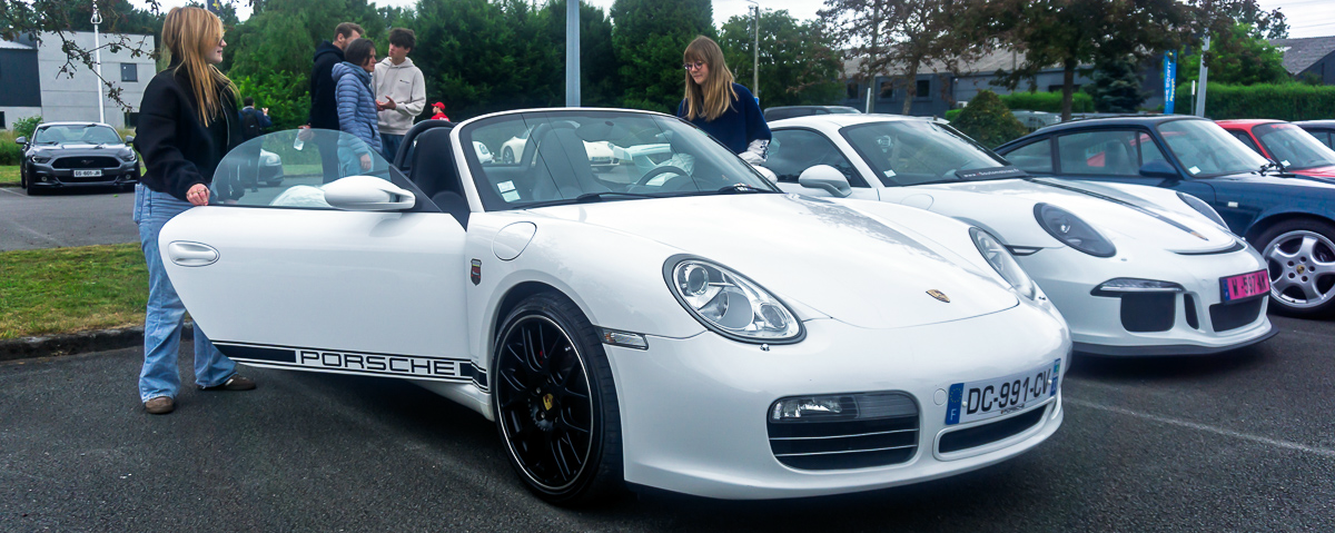 Porsche  blanche posée sur le parking de l'exposition Ecurie Royale de Linselles