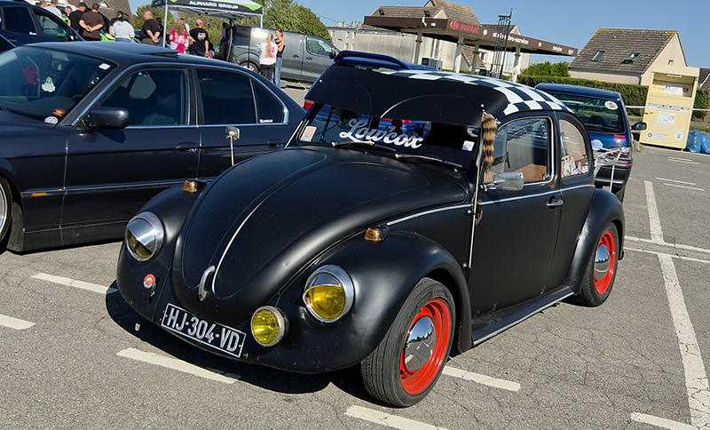 VW Coccinelle noire en expo