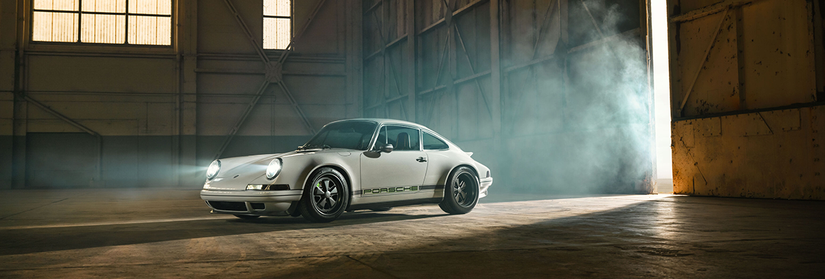 911 Theon Design exposée dans un hangar