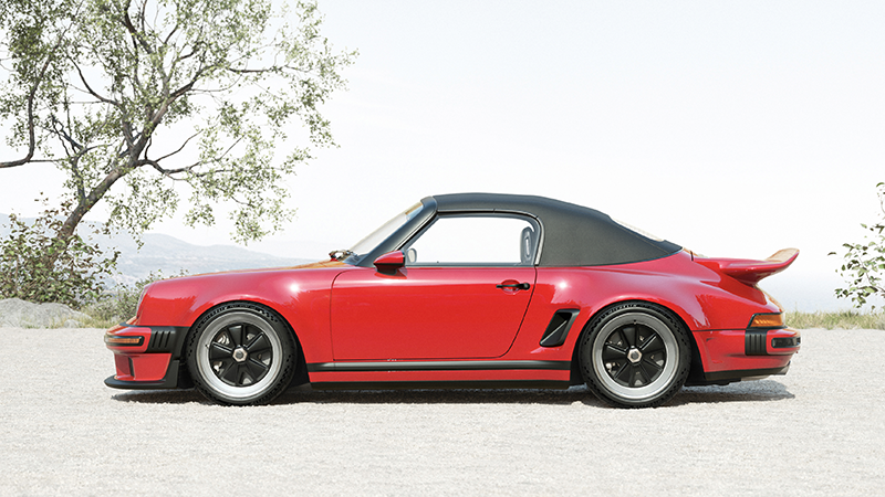 Porsche 911 Carrera Cabriolet Reimagined by Singer vue de profil, capote fermée