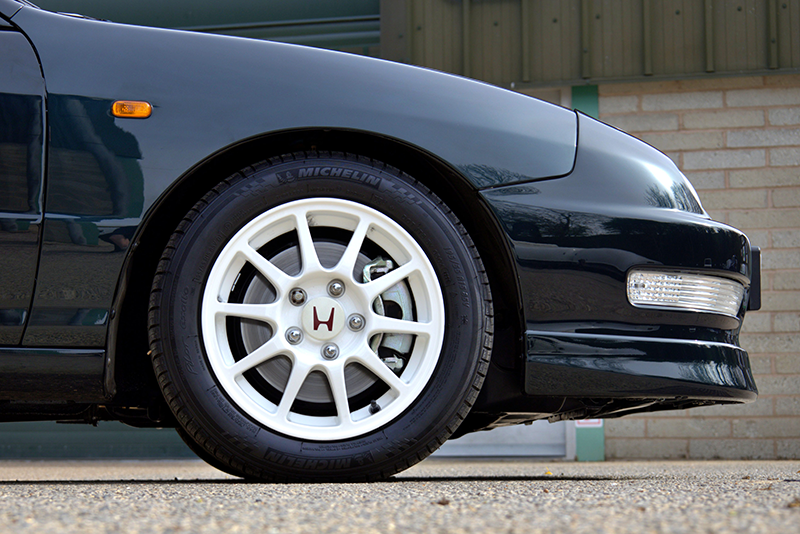 Détail de la jante Enkei 15 pouces sur la Honda Integra Type R DC2 restomod Tolman