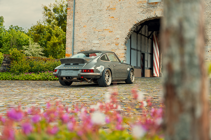Porsche TECHART GT Classic  trois quart arrière devant un  porche