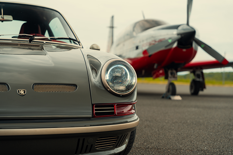 TECHART GT Classic 07  à moitiè dee la voiture avec un avion