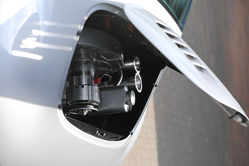 Capot le vé qui offre une vision du moteur