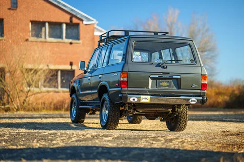 Toyota FJ62 1990 avec pare-chocs arrière renforcé et pneus tout-terrain larges