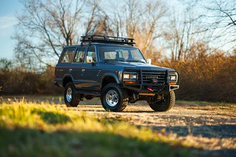 FJ62 préparé overland avec galerie de toit ARB et protections latérales White Knuckle