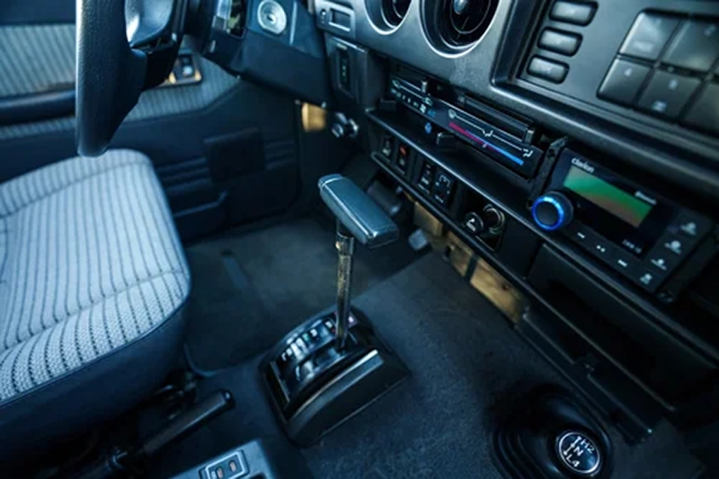 Intérieur restauré Toyota FJ62 avec système audio Bluetooth et ports USB intégrés