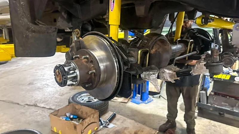 Kit suspension Dobinsons et amortisseur de direction sur Toyota Land Cruiser FJ62