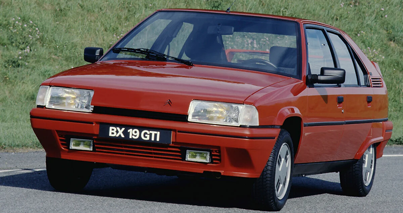 BX GTI rouge en exposition sur une route de face